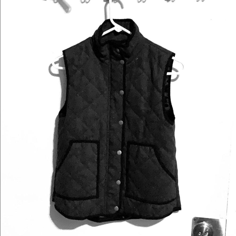 Sz: small, black trim, quilted vest